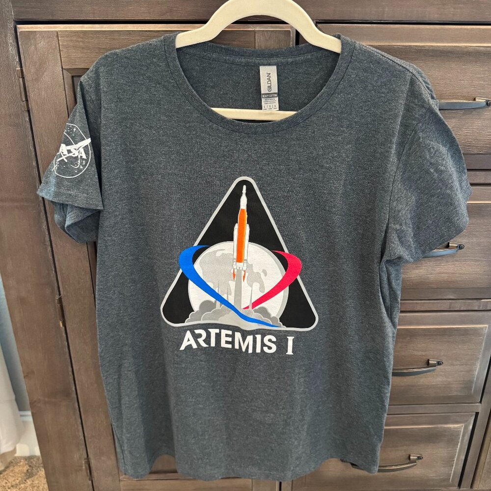 NASA Artemis I Launch Graphic Tee Gray Gildan Cotton Ladies Size L